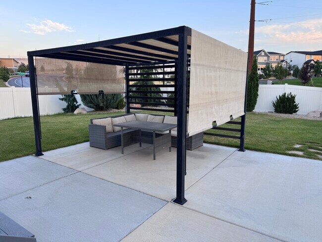 Building Photo - 1071 W Sebal Ln