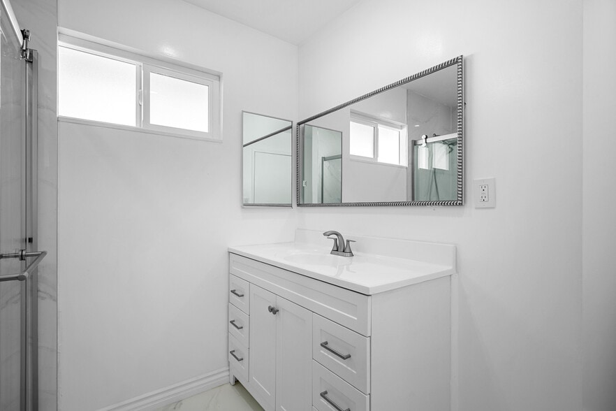 Building Photo - 685 Rim Rd