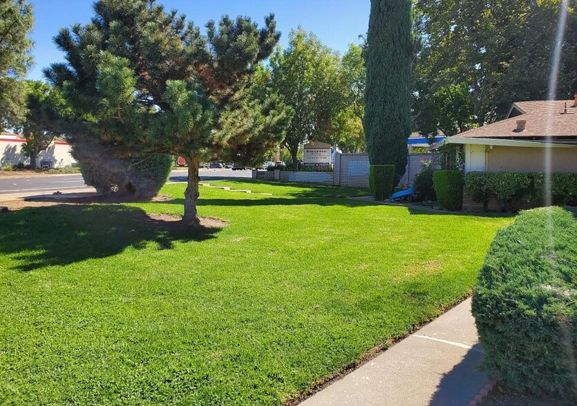 Building Photo - 1940 Peabody Rd