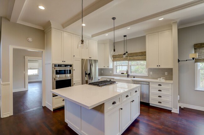Building Photo - Gorgeous Home in Old Towne Orange