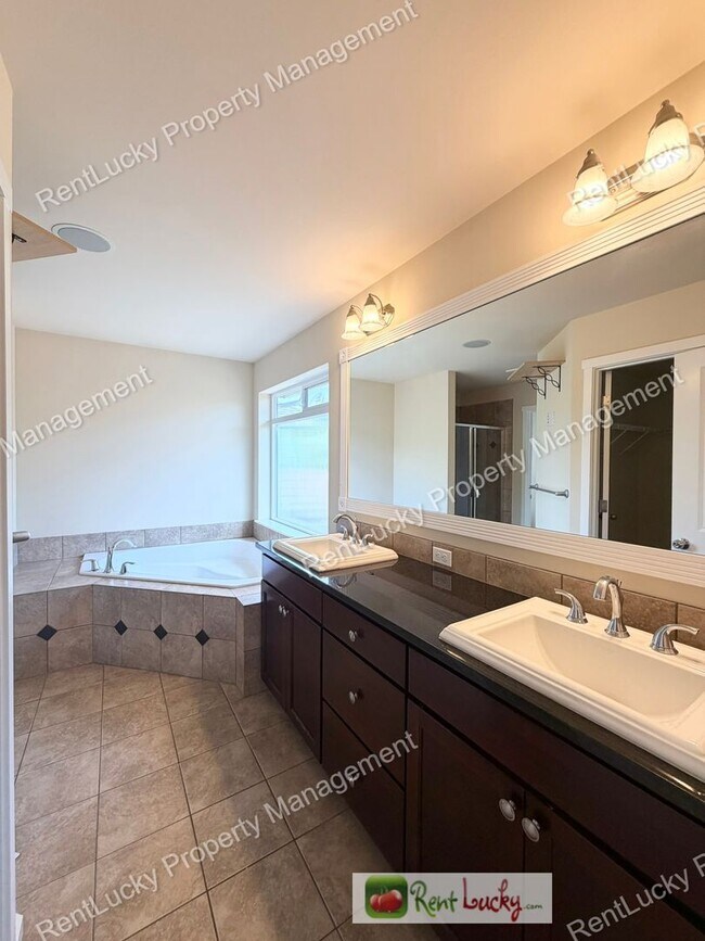 Building Photo - Amazing 5 Bedroom Home in Bothell with Gorgeous Finishes and Large Family Room!