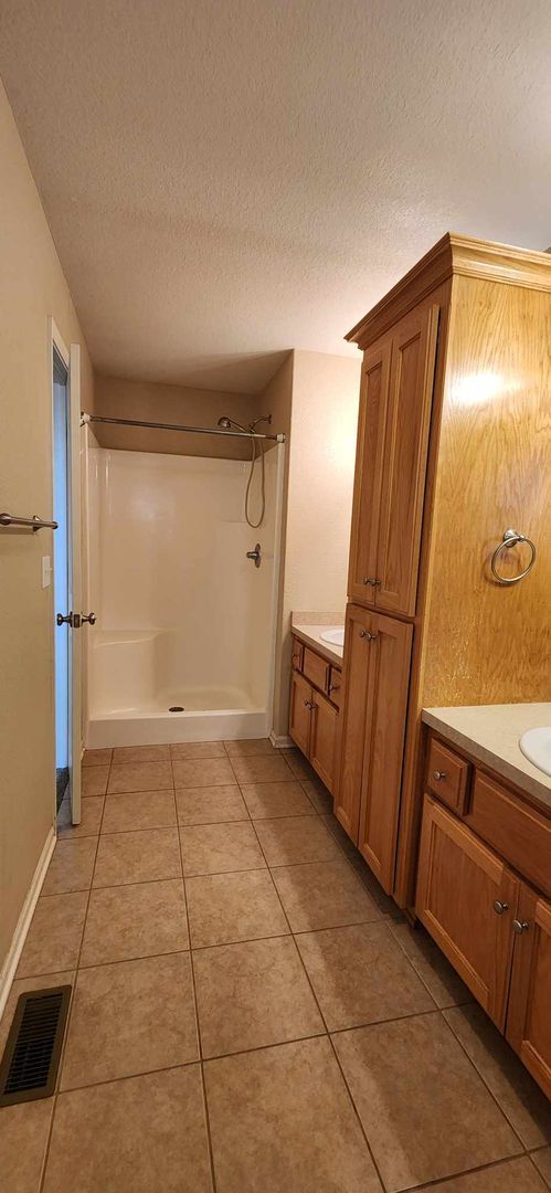 Building Photo - Spacious Town House for Rent