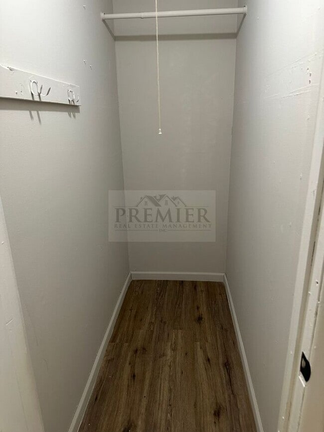 Building Photo - 6111 E 153rd St #B, Grandview, MO 64030 2B 1B - rent $895 / Move in ready/