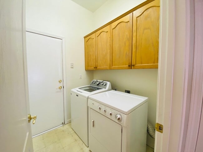 Building Photo - $2,795 Peach & Alluvial, Pool + Clovis Trail Access | W. Fallbrook Ave, Clovis