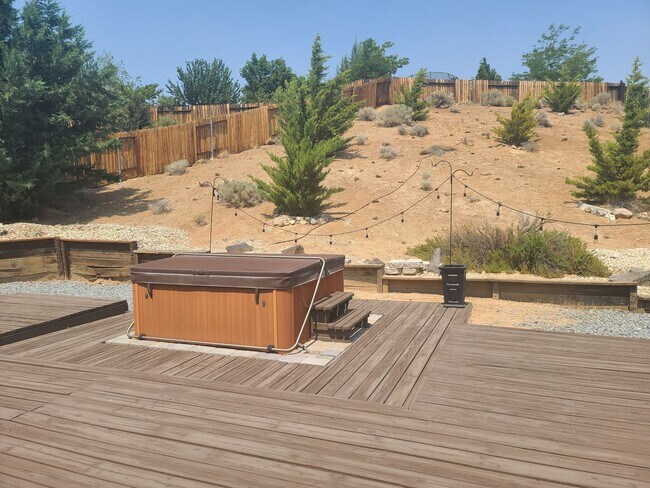 Building Photo - Spacious 2 bedroom plus a den 2 bath 2 car garage in Northwest Reno!