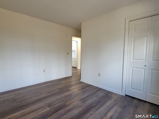 Building Photo - 799 Middle Turnpike