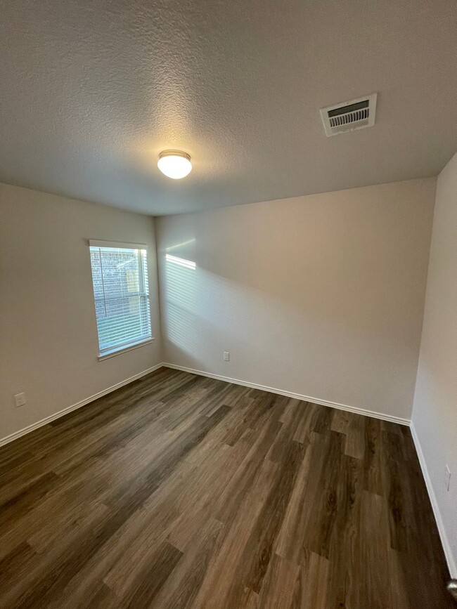 Building Photo - *Pre-leasing* Three Bedroom | Two Bathroom...