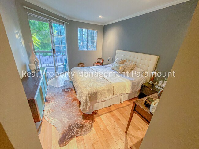 Building Photo - Don't miss out! 2 Bed 2 bath ready to go!