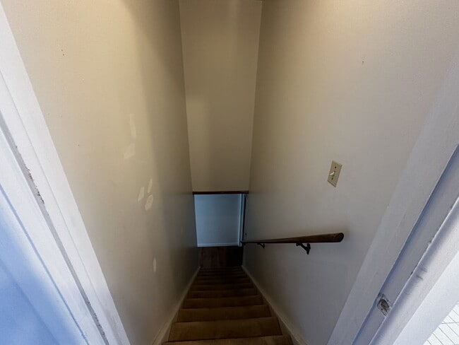 Building Photo - Available Immediately!  Spacious 6-Bedroom Retreat with 2 Full Baths in Charming Denver Locale!