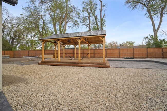 Building Photo - 690 Rose Ln