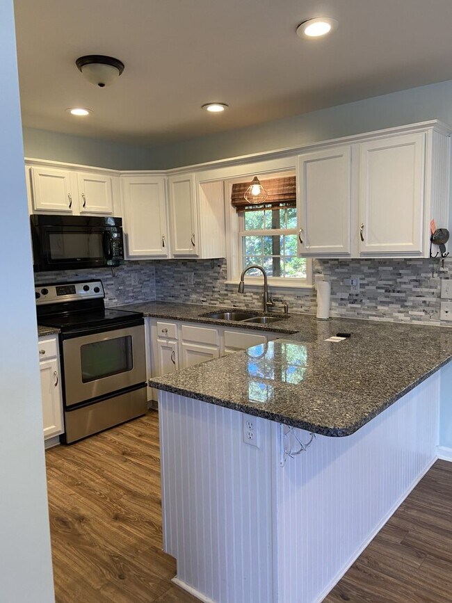 Building Photo - Beautiful home in Emerald Isle.