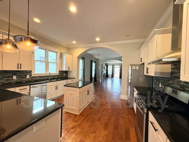 Building Photo - 2209 10th Ave S