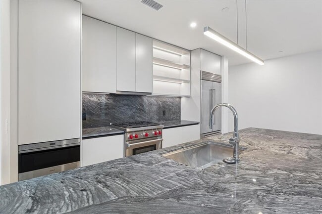 Building Photo - 610 Davis St