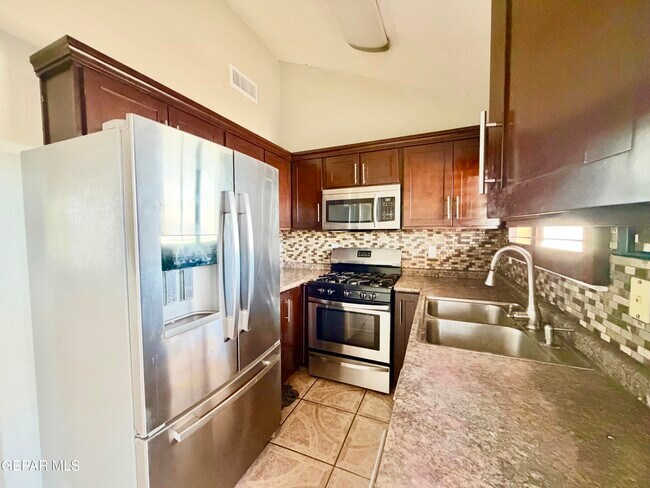 Building Photo - 9150 Bur Oak Cir