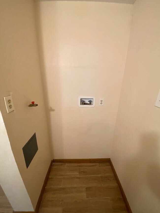 Building Photo - 431 Virginia St NE