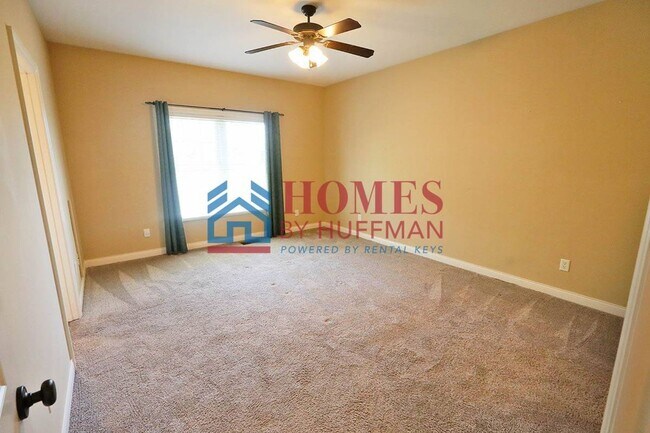 Building Photo - Three Bedroom | Two Bathroom | Newburgh
