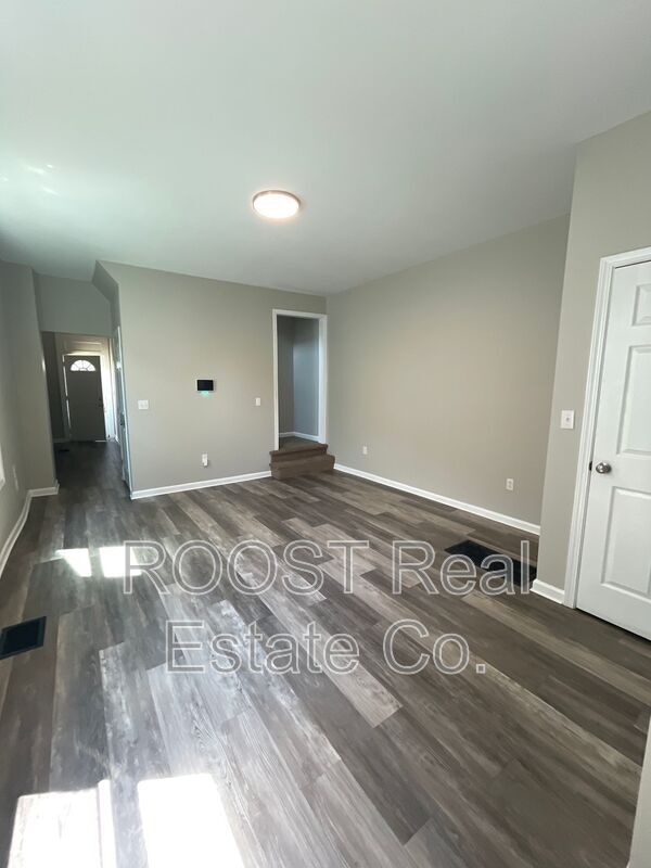 Building Photo - 482 E Markison Ave