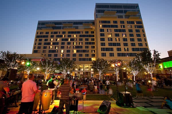 Building Photo - 13030 Richmond Ave