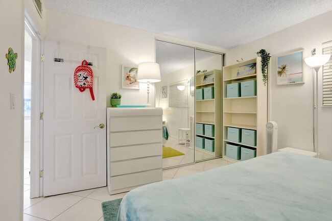 Building Photo - 1069 Hillsboro Mile