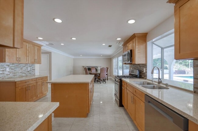 Building Photo - 4041 Alonzo Ave