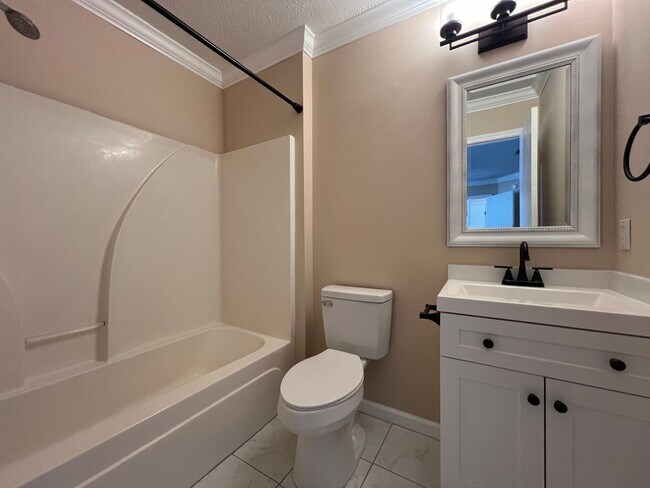 Building Photo - Beautifully updated 3 BR 2 Bath Home in Lavergne - Mowing included!