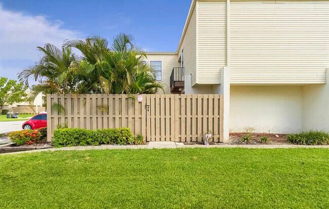 Building Photo - 1520 Shaker Cir