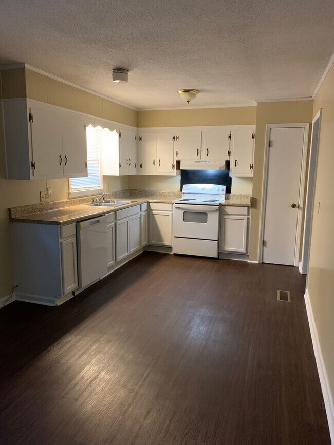 Building Photo - 2426 Whispering Pines Cir