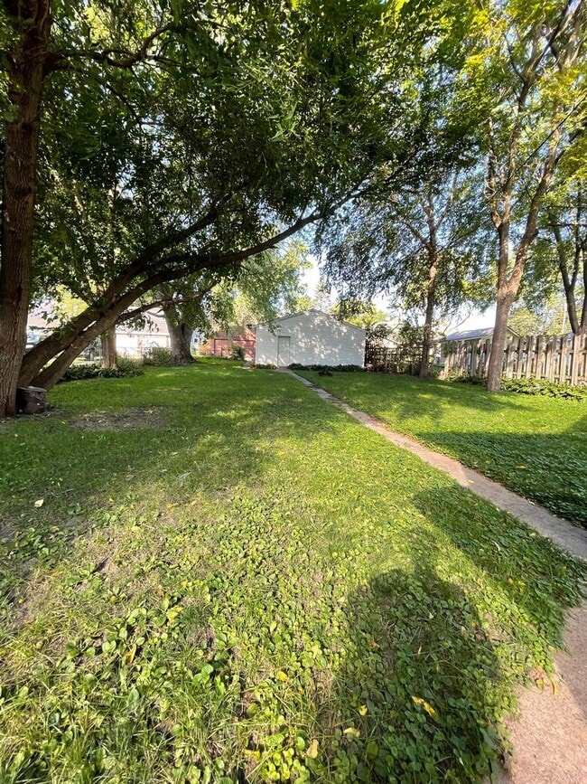 Building Photo - Five Bedroom Home in Central La Crosse