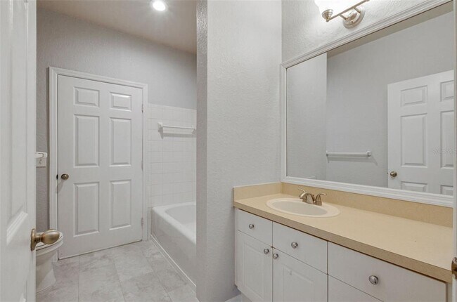 Building Photo - 18001 Richmond Pl Dr