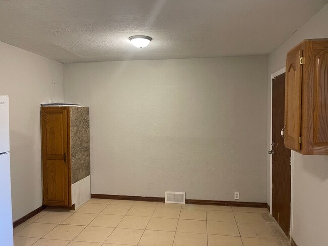 Building Photo - South KC 4Bed/1 Home Available Now!