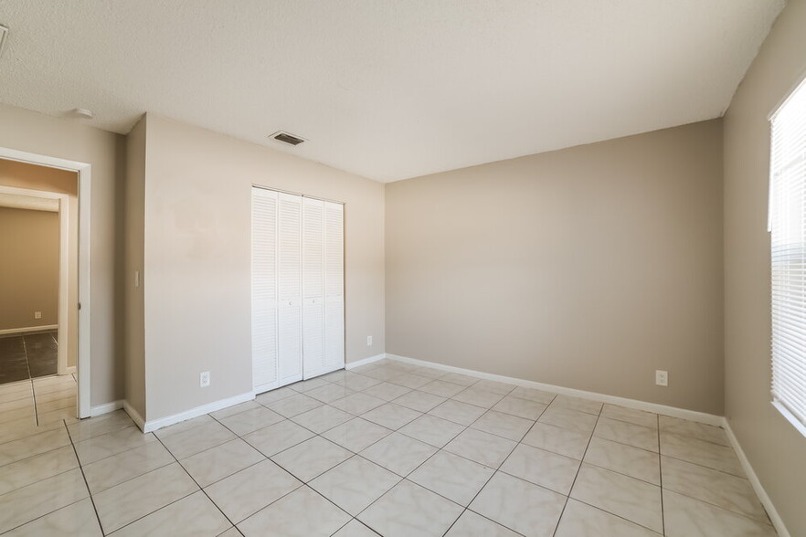 Building Photo - 5901 Lincoln Cir W