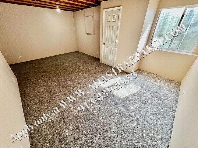 Building Photo - Beautiful Gardner Townhome-Available in MAY!!