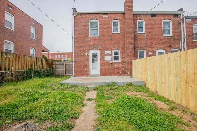 Building Photo - Lovely 2 BR/1 BA EOG Townhome in Brooklyn ...