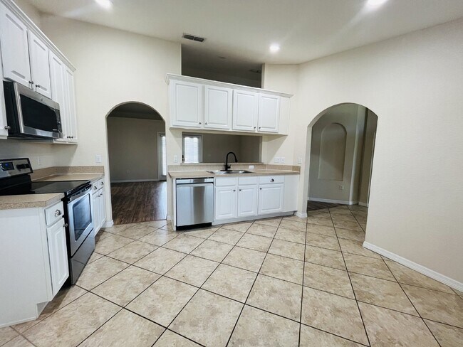 Building Photo - 3 Bedroom Single Family in South Lakeland ...