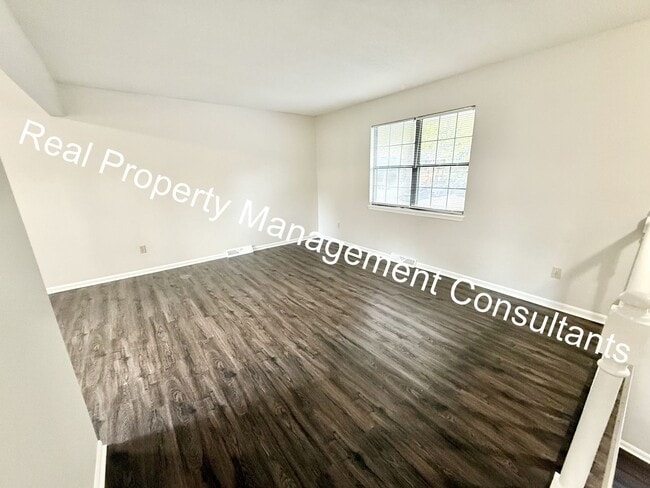 Building Photo - Beautifully Updated Split-Level Home in Blue Springs