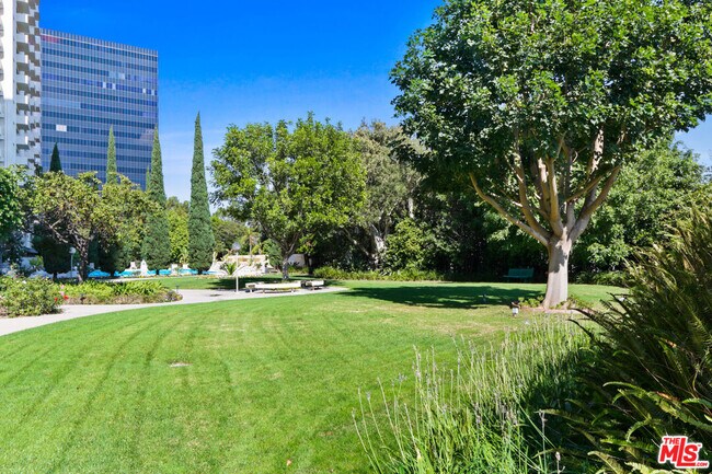 Building Photo - 2160 Century Pk E