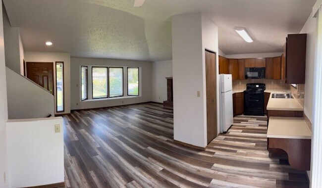 Building Photo - 1126