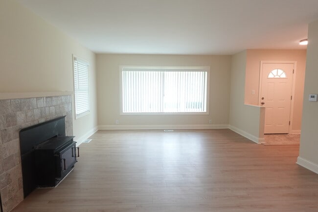Building Photo - 3743 Country Club Ave