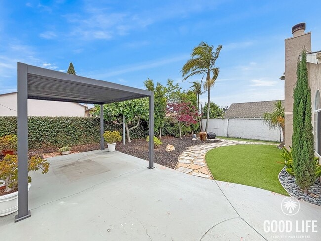 Building Photo - Inviting 3BD/2BA South Park Home with Turf Yards, Hardwood Floors & A/C