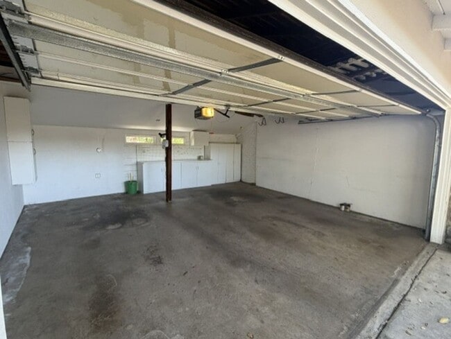Building Photo - Spacious & Charming 3 Bedroom and a Den Home with Beautiful Updates