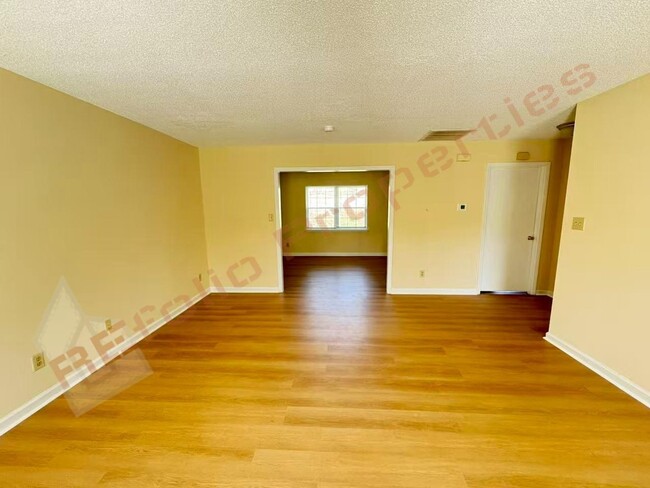 Building Photo - 703 Larchwood Dr