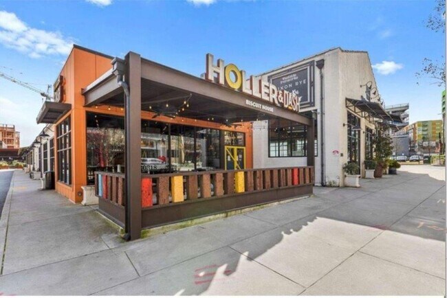 Building Photo - LIKE NEW IN PARK VUE! Townhome located across from Westside Park in Atlanta! MUST SEE!