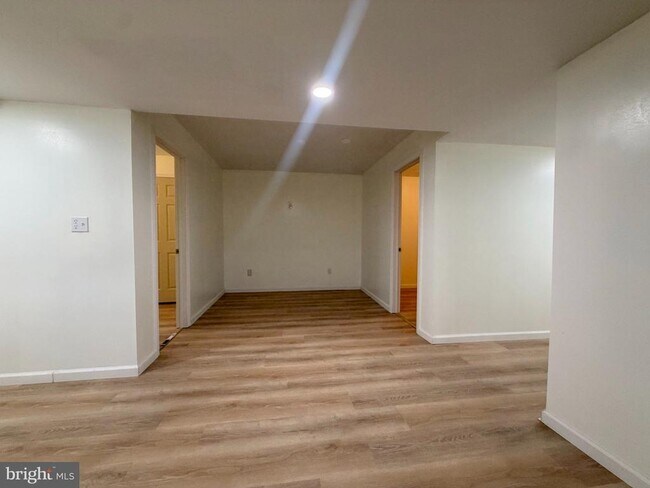 Building Photo - 10 S Meadow Ct
