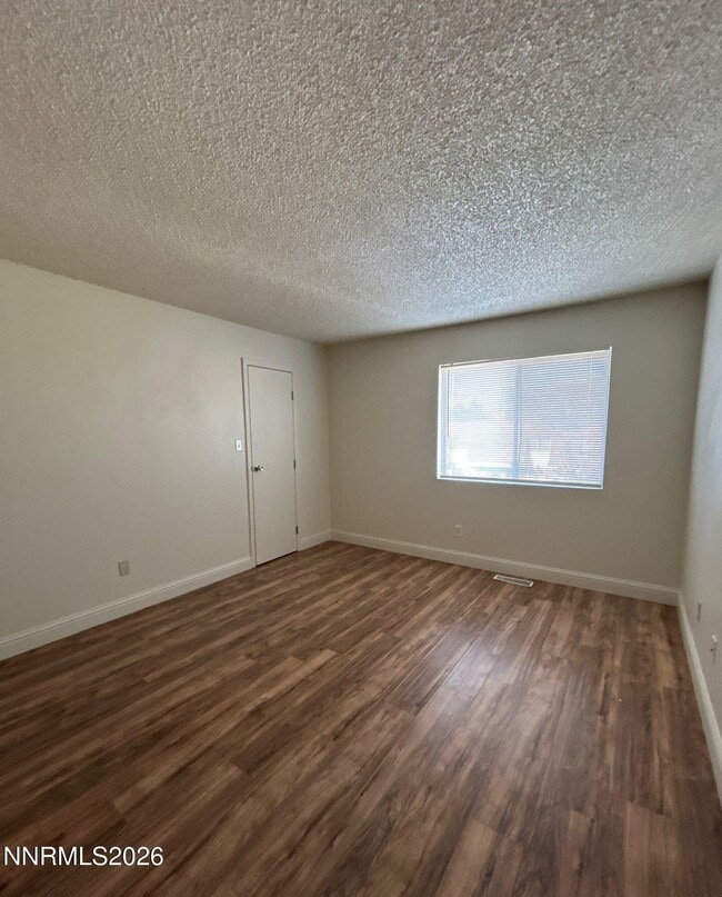 Building Photo - 1410 E 9th St