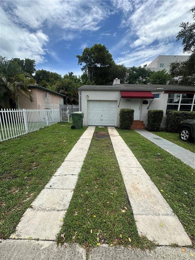 Building Photo - 711 SW 39th Ave