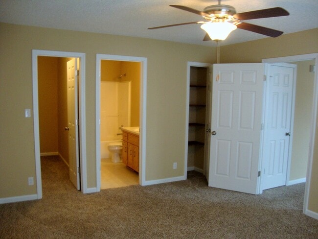 Building Photo - 994 Roedeer Dr