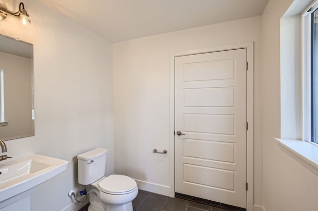 Building Photo - Stylish 3 bed/4 bath Town Home