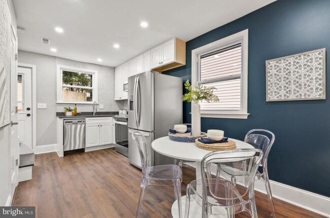 Building Photo - 612 44th St NE