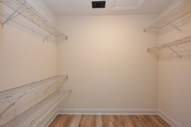 Building Photo - Spacious Germantown Gem!