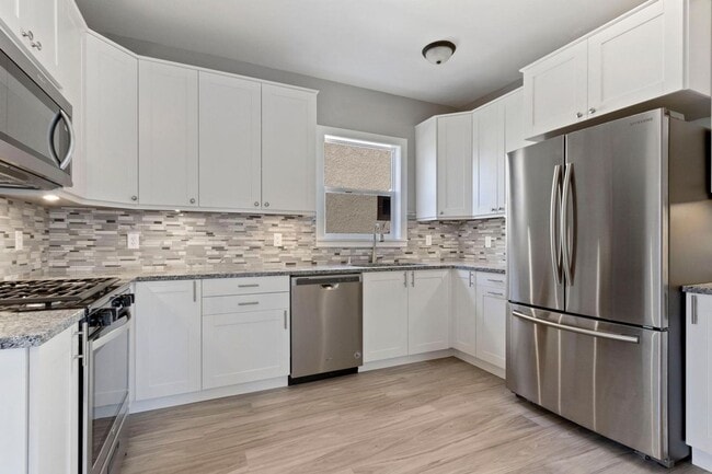 Building Photo - Large 4 bedrooms house near Macalaster